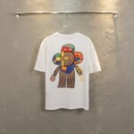 تيشيرت لويس فويتون الجديد، بياقة دائرية وأكمام قصيرة، بطباعة رقمية بالحبر، بنقشة خلفية بالحروف