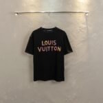 ⁦تيشيرت لويس فويتون الجديد، بياقة دائرية وأكمام قصيرة، بطباعة رقمية بالحبر، بنقشة خلفية بالحروف⁩ - الصورة ⁦4⁩