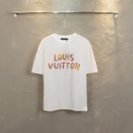 ⁦تيشيرت لويس فويتون الجديد، بياقة دائرية وأكمام قصيرة، بطباعة رقمية بالحبر، بنقشة خلفية بالحروف⁩ - الصورة ⁦3⁩