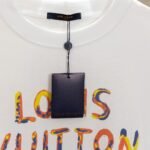 ⁦تيشيرت لويس فويتون الجديد، بياقة دائرية وأكمام قصيرة، بطباعة رقمية بالحبر، بنقشة خلفية بالحروف⁩ - الصورة ⁦5⁩