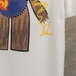 ⁦تيشيرت لويس فويتون الجديد، بياقة دائرية وأكمام قصيرة، بطباعة رقمية بالحبر، بنقشة خلفية بالحروف⁩ - الصورة ⁦6⁩