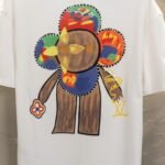 ⁦تيشيرت لويس فويتون الجديد، بياقة دائرية وأكمام قصيرة، بطباعة رقمية بالحبر، بنقشة خلفية بالحروف⁩ - الصورة ⁦7⁩