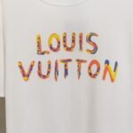 ⁦تيشيرت لويس فويتون الجديد، بياقة دائرية وأكمام قصيرة، بطباعة رقمية بالحبر، بنقشة خلفية بالحروف⁩ - الصورة ⁦8⁩