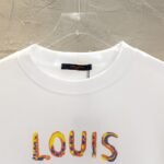 ⁦تيشيرت لويس فويتون الجديد، بياقة دائرية وأكمام قصيرة، بطباعة رقمية بالحبر، بنقشة خلفية بالحروف⁩ - الصورة ⁦9⁩