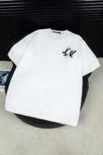 تيشيرت لويس فويتون الجديد، بياقة دائرية وأكمام قصيرة، بطباعة رقمية بالحبر، بنقشة خلفية بالحروف