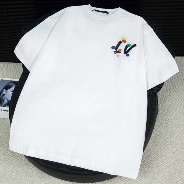 تيشيرت لويس فويتون الجديد، بياقة دائرية وأكمام قصيرة، بطباعة رقمية بالحبر، بنقشة خلفية بالحروف