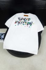 ⁦تيشيرت لويس فويتون الجديد، بياقة دائرية وأكمام قصيرة، بطباعة رقمية بالحبر، بنقشة خلفية بالحروف⁩ - الصورة ⁦3⁩