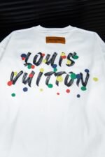 ⁦تيشيرت لويس فويتون الجديد، بياقة دائرية وأكمام قصيرة، بطباعة رقمية بالحبر، بنقشة خلفية بالحروف⁩ - الصورة ⁦5⁩