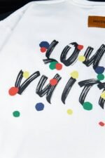 ⁦تيشيرت لويس فويتون الجديد، بياقة دائرية وأكمام قصيرة، بطباعة رقمية بالحبر، بنقشة خلفية بالحروف⁩ - الصورة ⁦6⁩