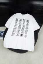 ⁦تيشيرت لويس فويتون الجديد بياقة دائرية وأكمام قصيرة⁩ - الصورة ⁦2⁩