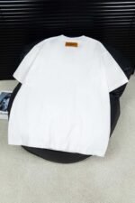 ⁦تيشيرت لويس فويتون الجديد بياقة دائرية وأكمام قصيرة⁩ - الصورة ⁦4⁩