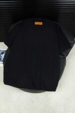 ⁦تيشيرت لويس فويتون الجديد بياقة دائرية وأكمام قصيرة⁩ - الصورة ⁦3⁩