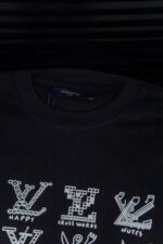 ⁦تيشيرت لويس فويتون الجديد بياقة دائرية وأكمام قصيرة⁩ - الصورة ⁦5⁩