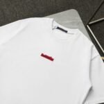 ⁦تيشيرت لويس فويتون الجديد، كاجوال، بأكمام قصيرة، مطرز بشعار صغير⁩ - الصورة ⁦4⁩