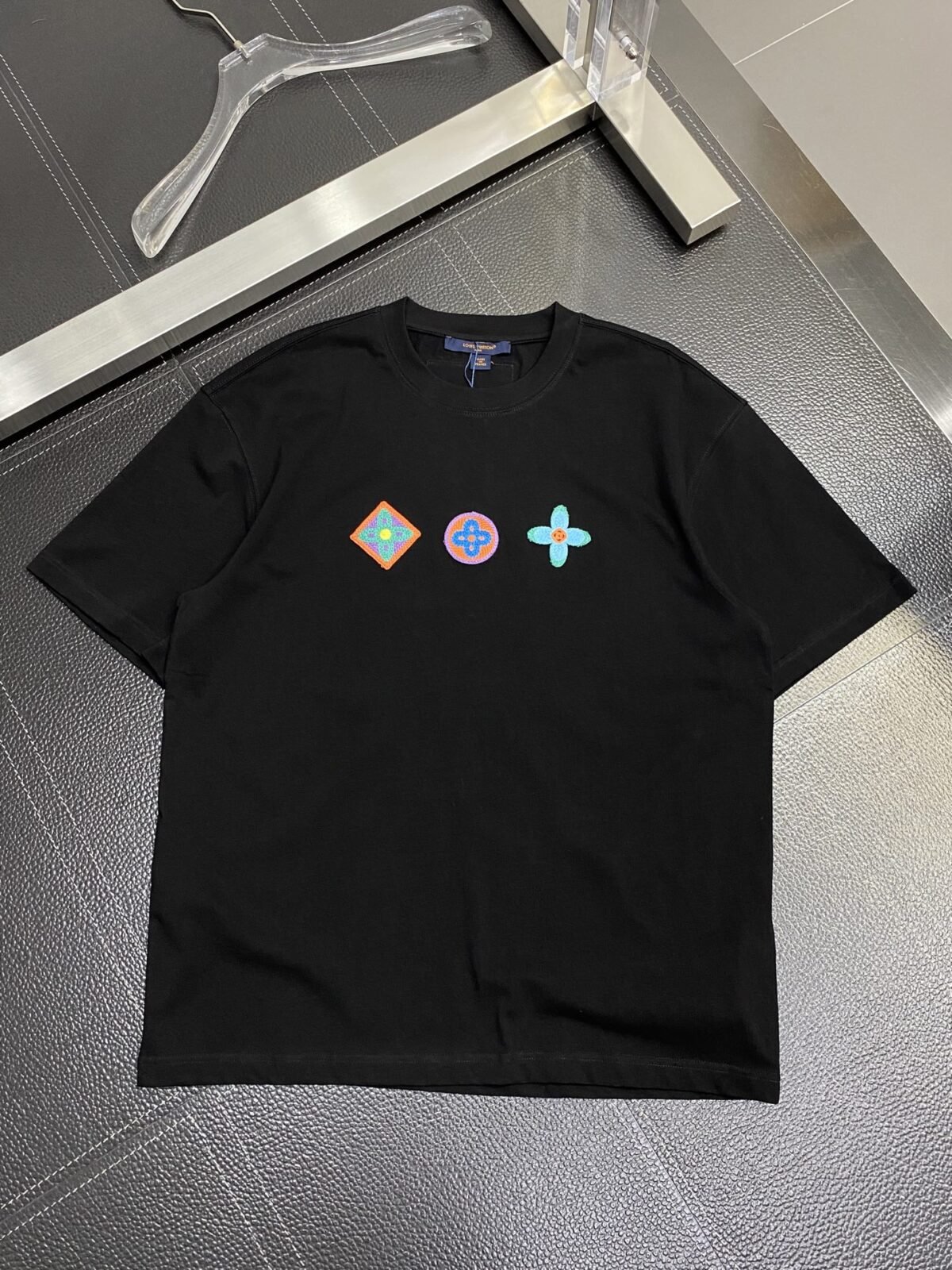 ⁦قميص لويس فويتون رجالي جديد كاجوال بأكمام قصيرة⁩ - الصورة ⁦1⁩