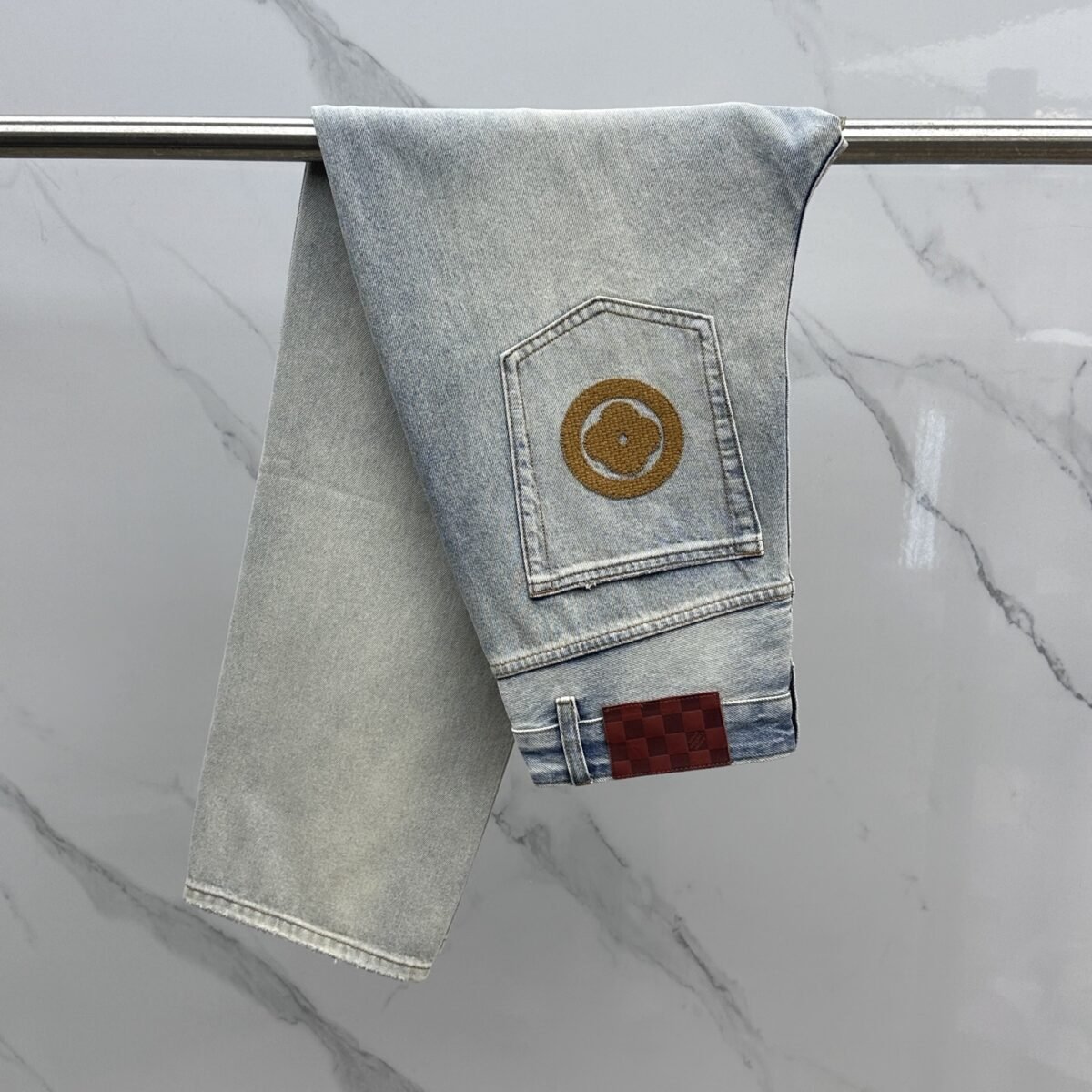 wsxc1748566559790_0 جينز لويس فويتون فاخر - الصورة 1