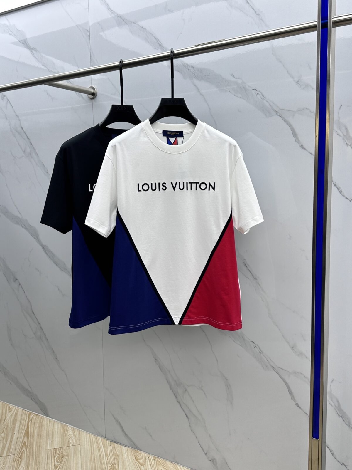 ⁦تيشيرت لويس فويتون الخارجي الجديد ذو الرقبة المستديرة⁩ - الصورة ⁦2⁩