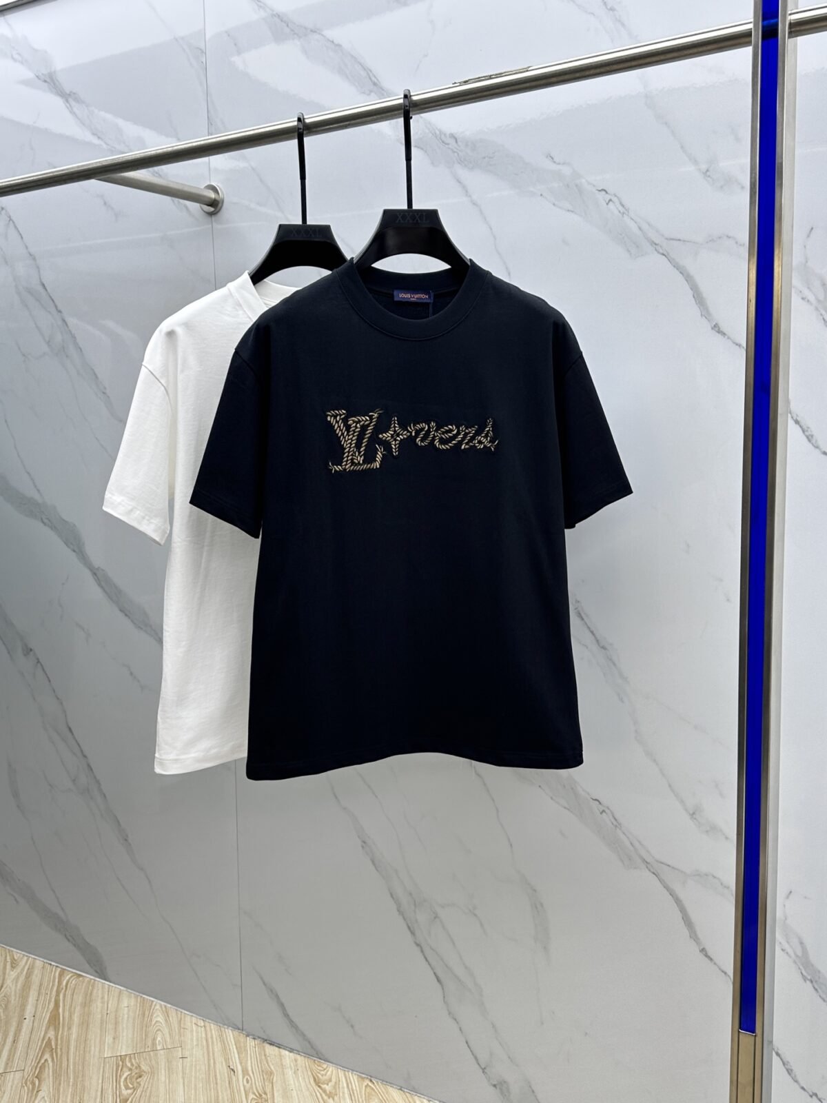 ⁦تيشيرت لويس فويتون الجديد بياقة دائرية⁩ - الصورة ⁦1⁩