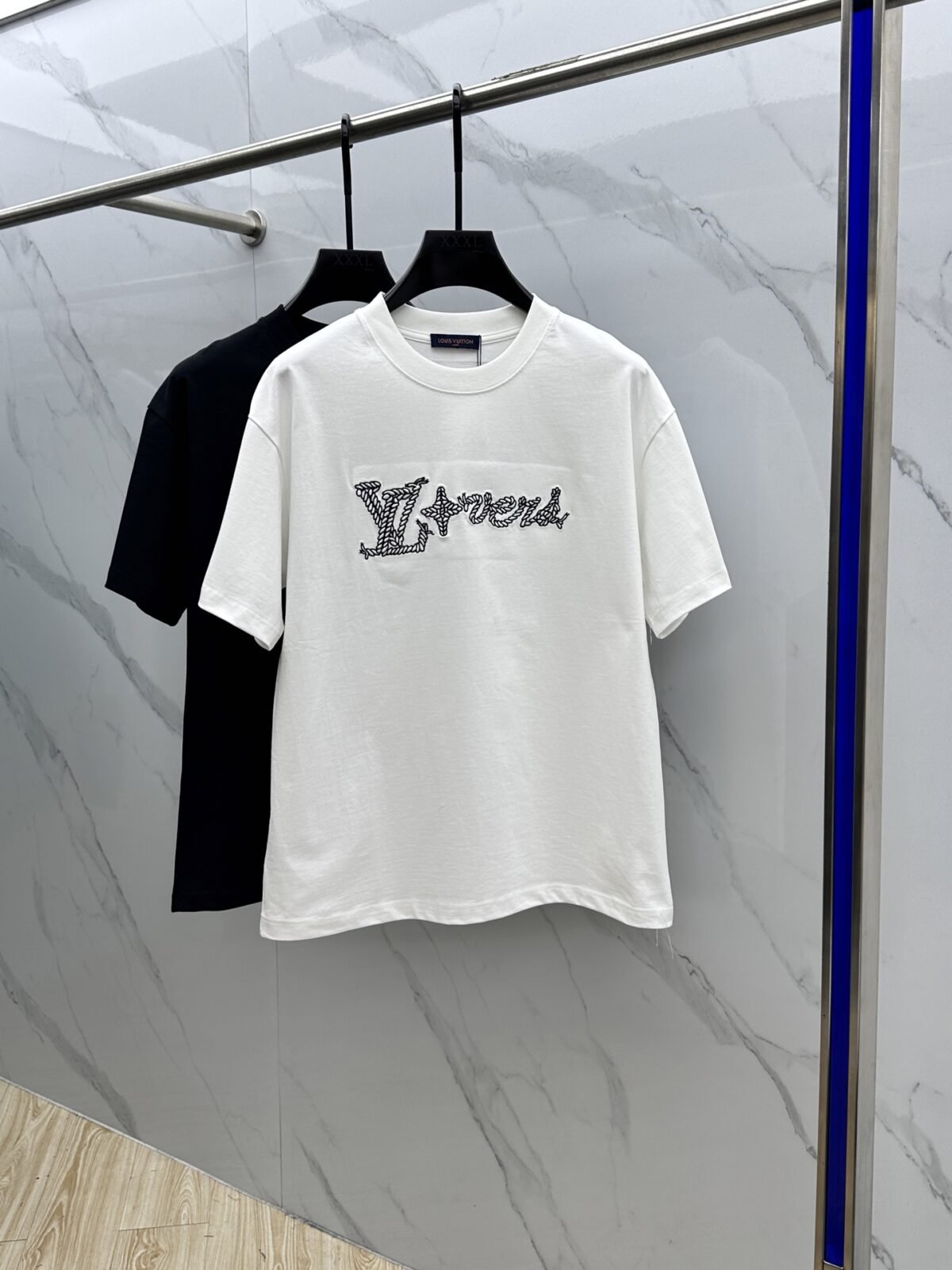 ⁦تيشيرت لويس فويتون الجديد بياقة دائرية⁩ - الصورة ⁦2⁩