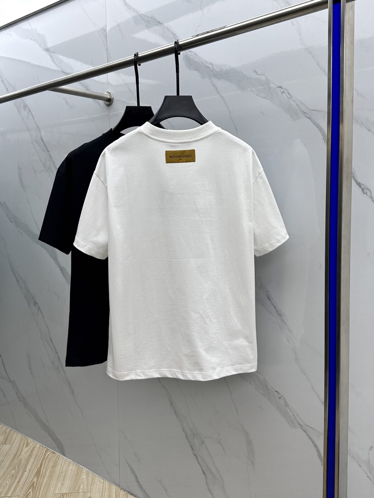 ⁦تيشيرت لويس فويتون الجديد بياقة دائرية⁩ - الصورة ⁦4⁩