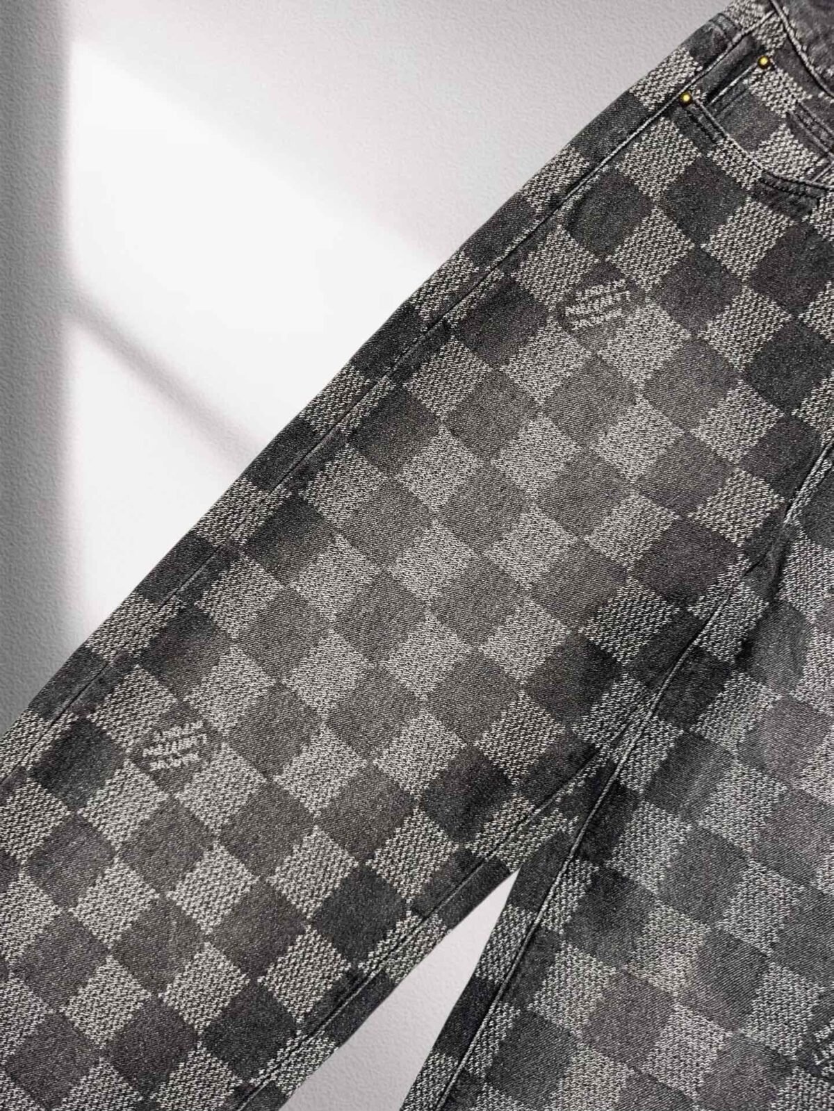 ⁦جينز لويس فويتون الفضفاض العصري، بنطال جينز رسمي بتصميم فسيفسائي مربعات بنفس التصميم.⁩ - الصورة ⁦4⁩