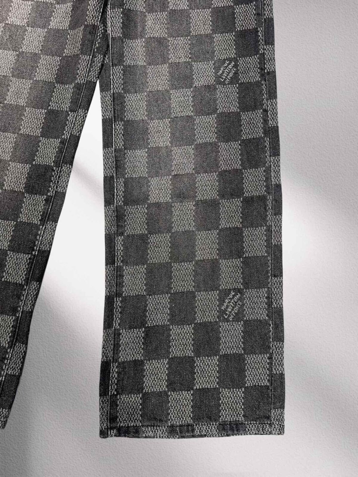 ⁦جينز لويس فويتون الفضفاض العصري، بنطال جينز رسمي بتصميم فسيفسائي مربعات بنفس التصميم.⁩ - الصورة ⁦6⁩