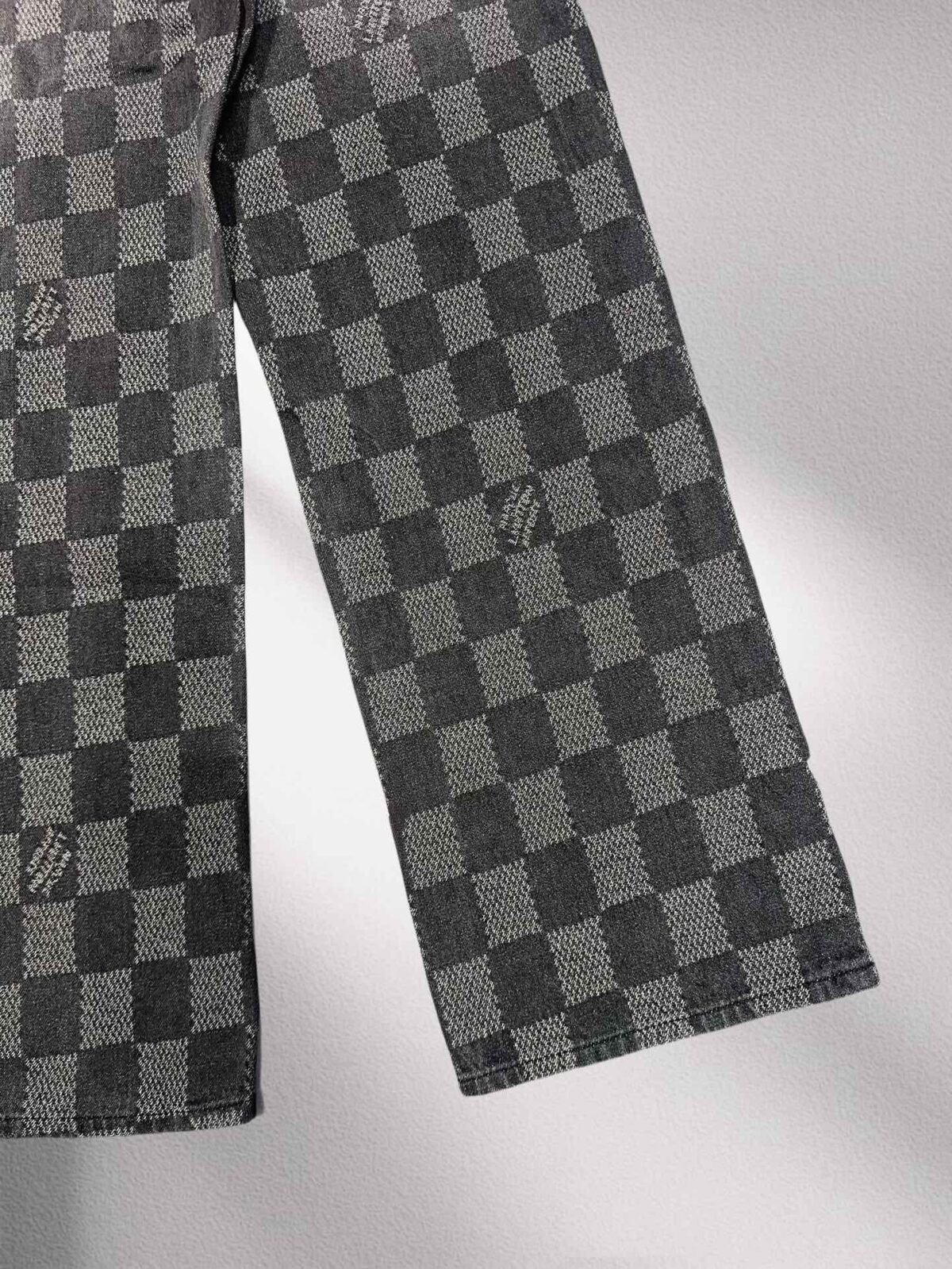 ⁦جينز لويس فويتون الفضفاض العصري، بنطال جينز رسمي بتصميم فسيفسائي مربعات بنفس التصميم.⁩ - الصورة ⁦7⁩