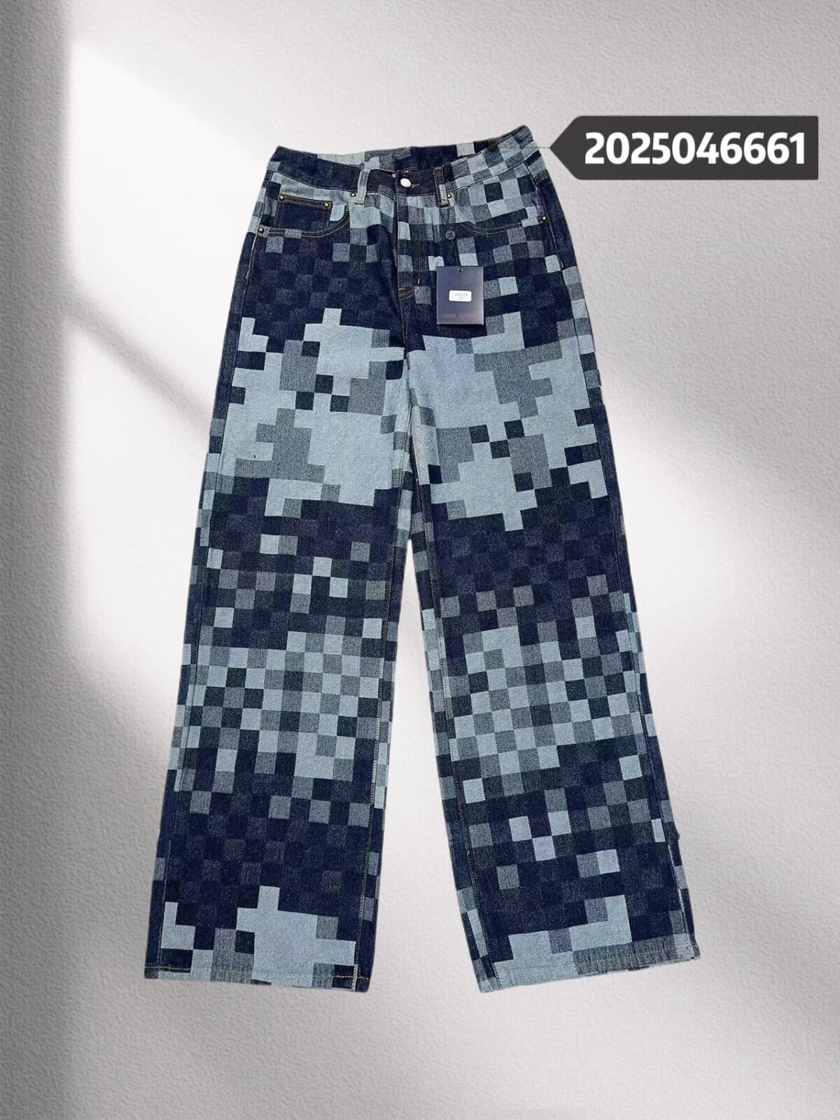 ⁦جينز لويس فويتون الفضفاض العصري، بنطال جينز رسمي بتصميم فسيفسائي مربعات بنفس التصميم.⁩ - الصورة ⁦1⁩