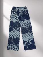 ⁦جينز لويس فويتون الفضفاض العصري، بنطال جينز رسمي بتصميم فسيفسائي مربعات بنفس التصميم.⁩ - الصورة ⁦2⁩