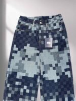 ⁦جينز لويس فويتون الفضفاض العصري، بنطال جينز رسمي بتصميم فسيفسائي مربعات بنفس التصميم.⁩ - الصورة ⁦3⁩