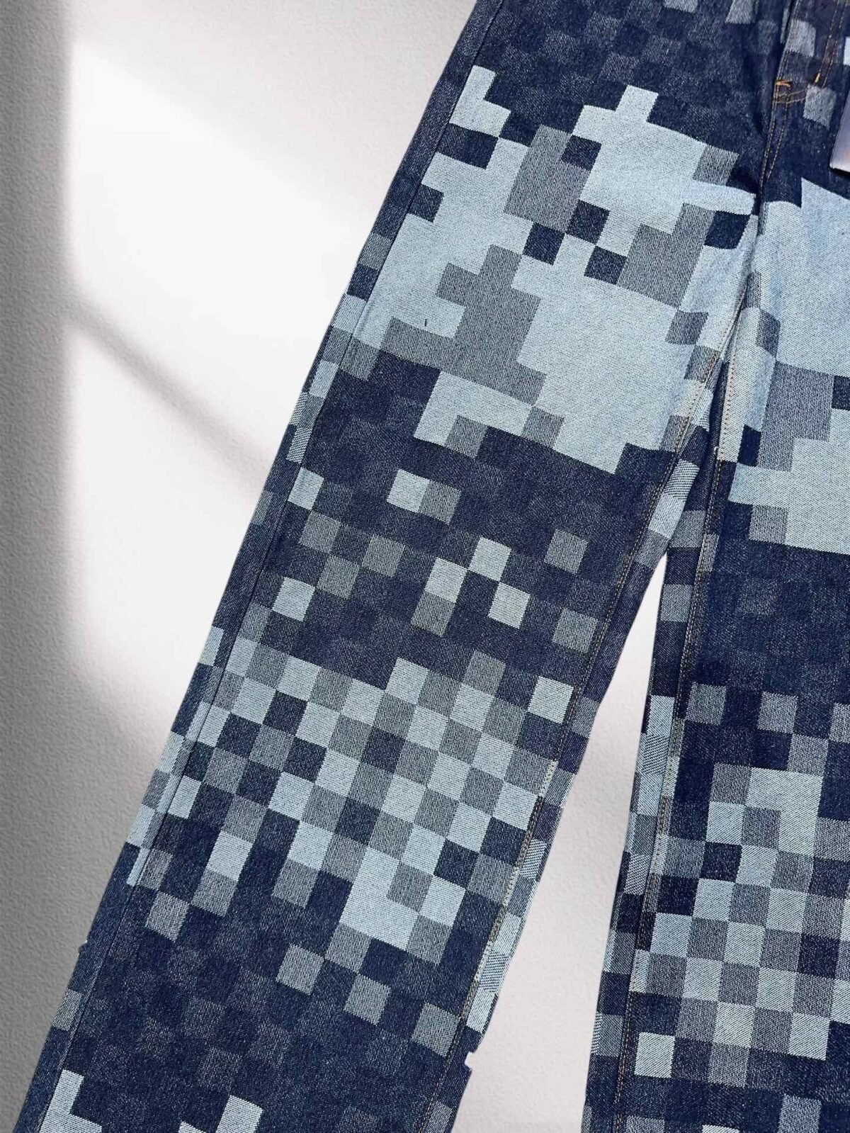 ⁦جينز لويس فويتون الفضفاض العصري، بنطال جينز رسمي بتصميم فسيفسائي مربعات بنفس التصميم.⁩ - الصورة ⁦4⁩