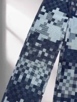 ⁦جينز لويس فويتون الفضفاض العصري، بنطال جينز رسمي بتصميم فسيفسائي مربعات بنفس التصميم.⁩ - الصورة ⁦4⁩