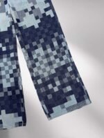 ⁦جينز لويس فويتون الفضفاض العصري، بنطال جينز رسمي بتصميم فسيفسائي مربعات بنفس التصميم.⁩ - الصورة ⁦5⁩