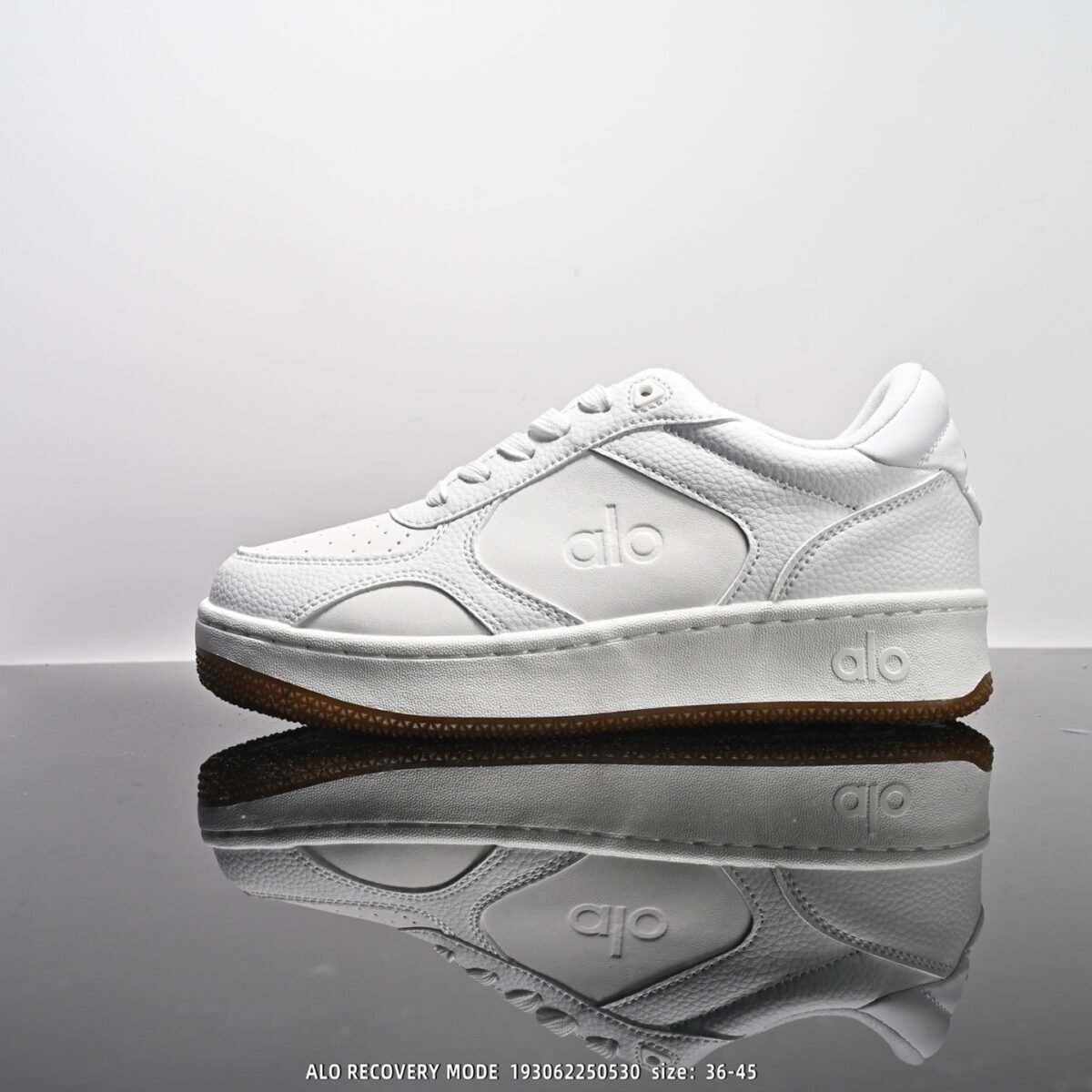 ⁦حذاء ALO YOGA RECOVERY MODE⁩ - الصورة ⁦1⁩