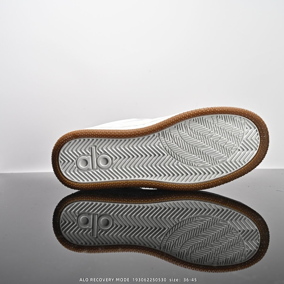 ⁦حذاء ALO YOGA RECOVERY MODE⁩ - الصورة ⁦3⁩