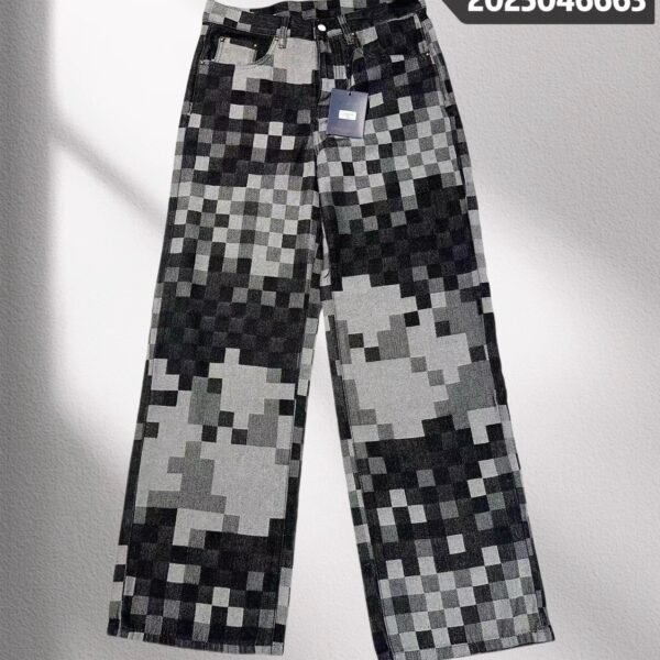 جينز لويس فويتون الفضفاض العصري، بنطال جينز رسمي بتصميم فسيفسائي مربعات بنفس التصميم.