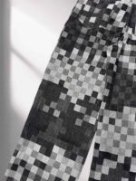⁦جينز لويس فويتون الفضفاض العصري، بنطال جينز رسمي بتصميم فسيفسائي مربعات بنفس التصميم.⁩ - الصورة ⁦5⁩