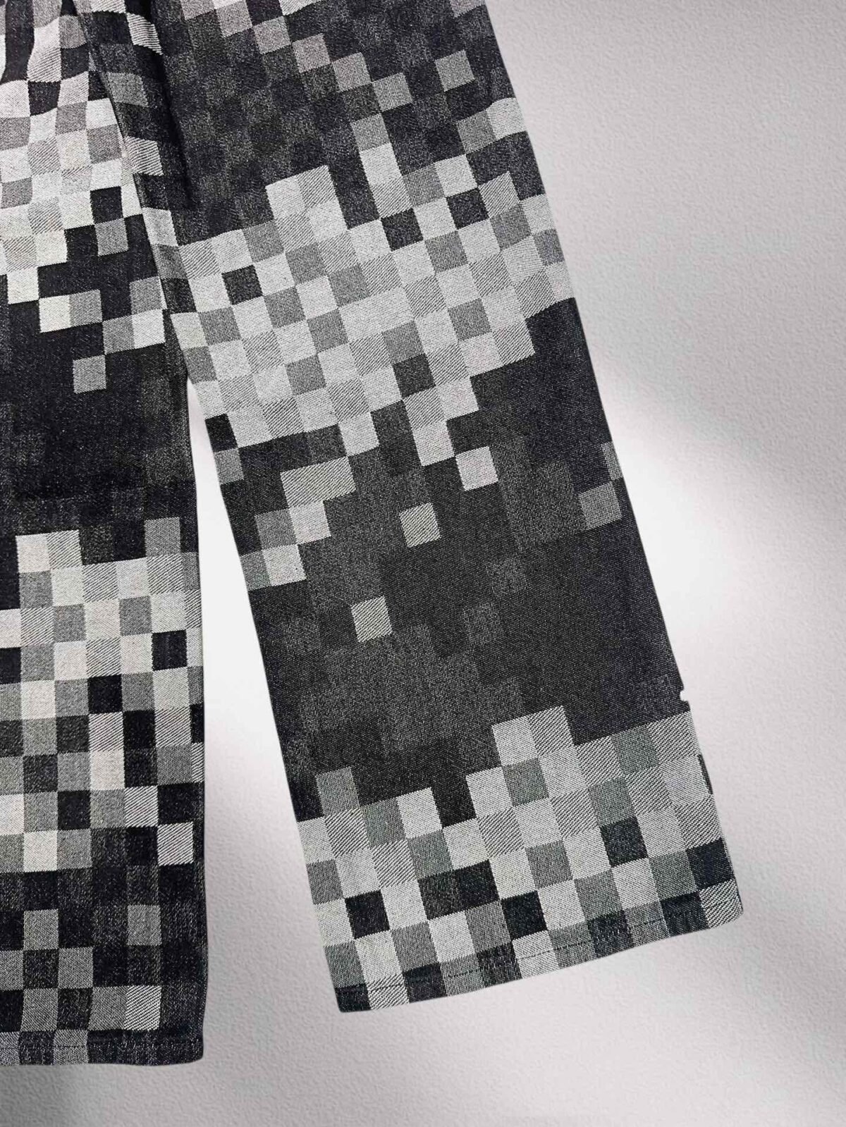⁦جينز لويس فويتون الفضفاض العصري، بنطال جينز رسمي بتصميم فسيفسائي مربعات بنفس التصميم.⁩ - الصورة ⁦6⁩