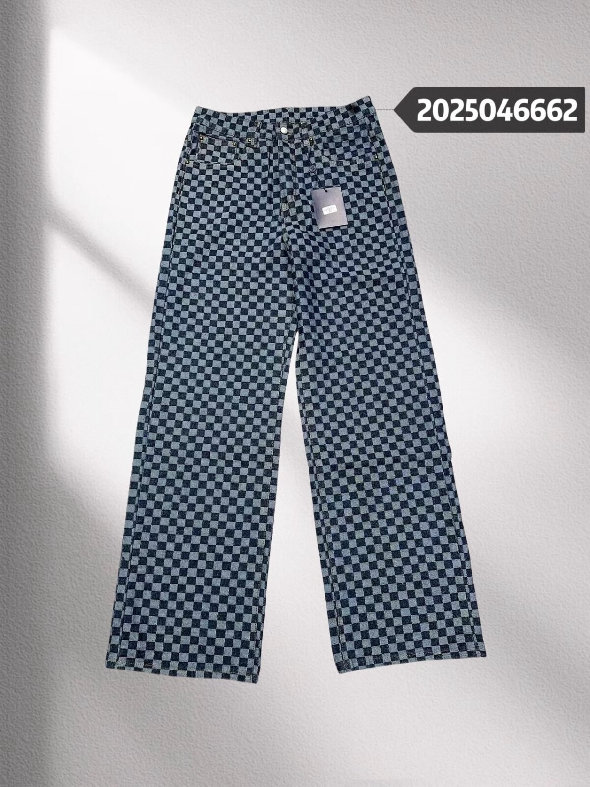 ⁦بنطلون جينز لويس فويتون عصري فضفاض بتصميم فسيفساء منقوش، بنطلون جينز رسمي.⁩ - الصورة ⁦1⁩