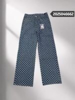 بنطلون جينز لويس فويتون عصري فضفاض بتصميم فسيفساء منقوش، بنطلون جينز رسمي.