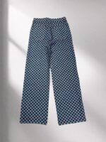 ⁦بنطلون جينز لويس فويتون عصري فضفاض بتصميم فسيفساء منقوش، بنطلون جينز رسمي.⁩ - الصورة ⁦2⁩