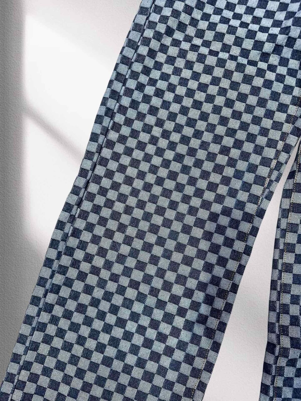 ⁦بنطلون جينز لويس فويتون عصري فضفاض بتصميم فسيفساء منقوش، بنطلون جينز رسمي.⁩ - الصورة ⁦5⁩