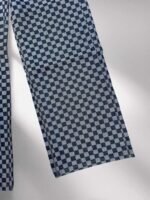 ⁦بنطلون جينز لويس فويتون عصري فضفاض بتصميم فسيفساء منقوش، بنطلون جينز رسمي.⁩ - الصورة ⁦6⁩