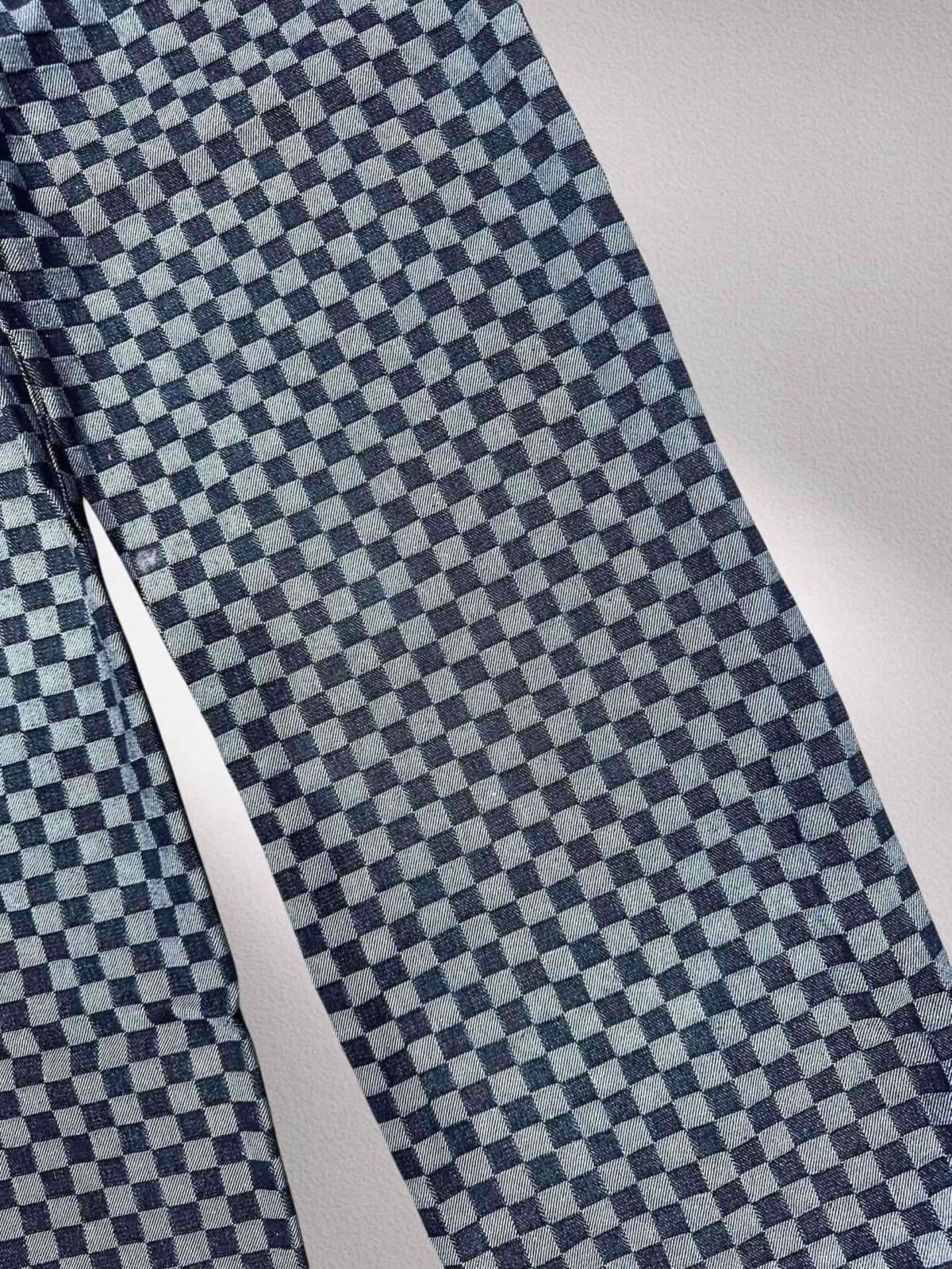 ⁦بنطلون جينز لويس فويتون عصري فضفاض بتصميم فسيفساء منقوش، بنطلون جينز رسمي.⁩ - الصورة ⁦7⁩