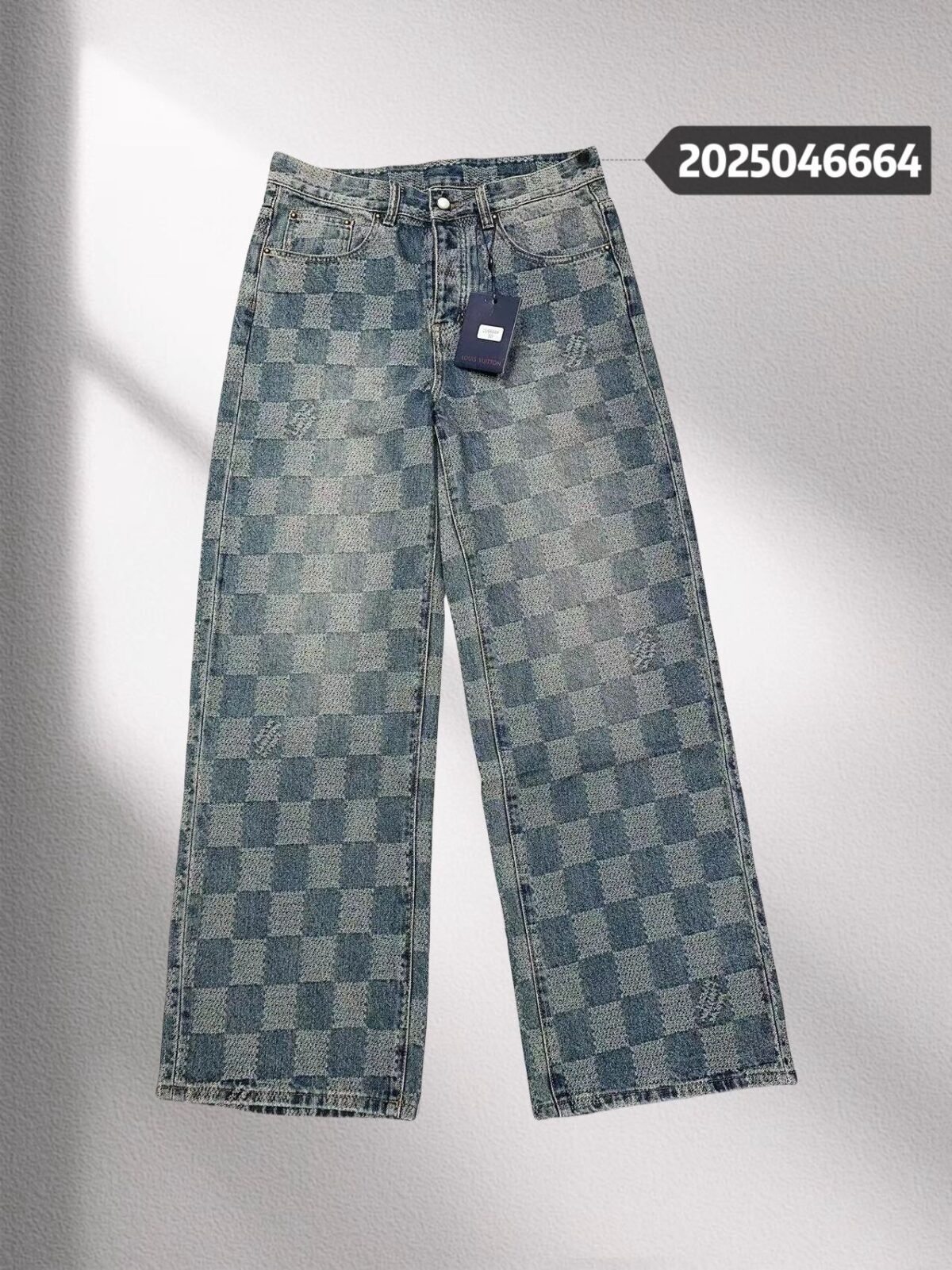 ⁦بنطلون جينز لويس فويتون عصري فضفاض بتصميم فسيفساء منقوش، بنطلون جينز رسمي.⁩ - الصورة ⁦1⁩