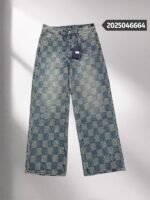 بنطلون جينز لويس فويتون عصري فضفاض بتصميم فسيفساء منقوش، بنطلون جينز رسمي.