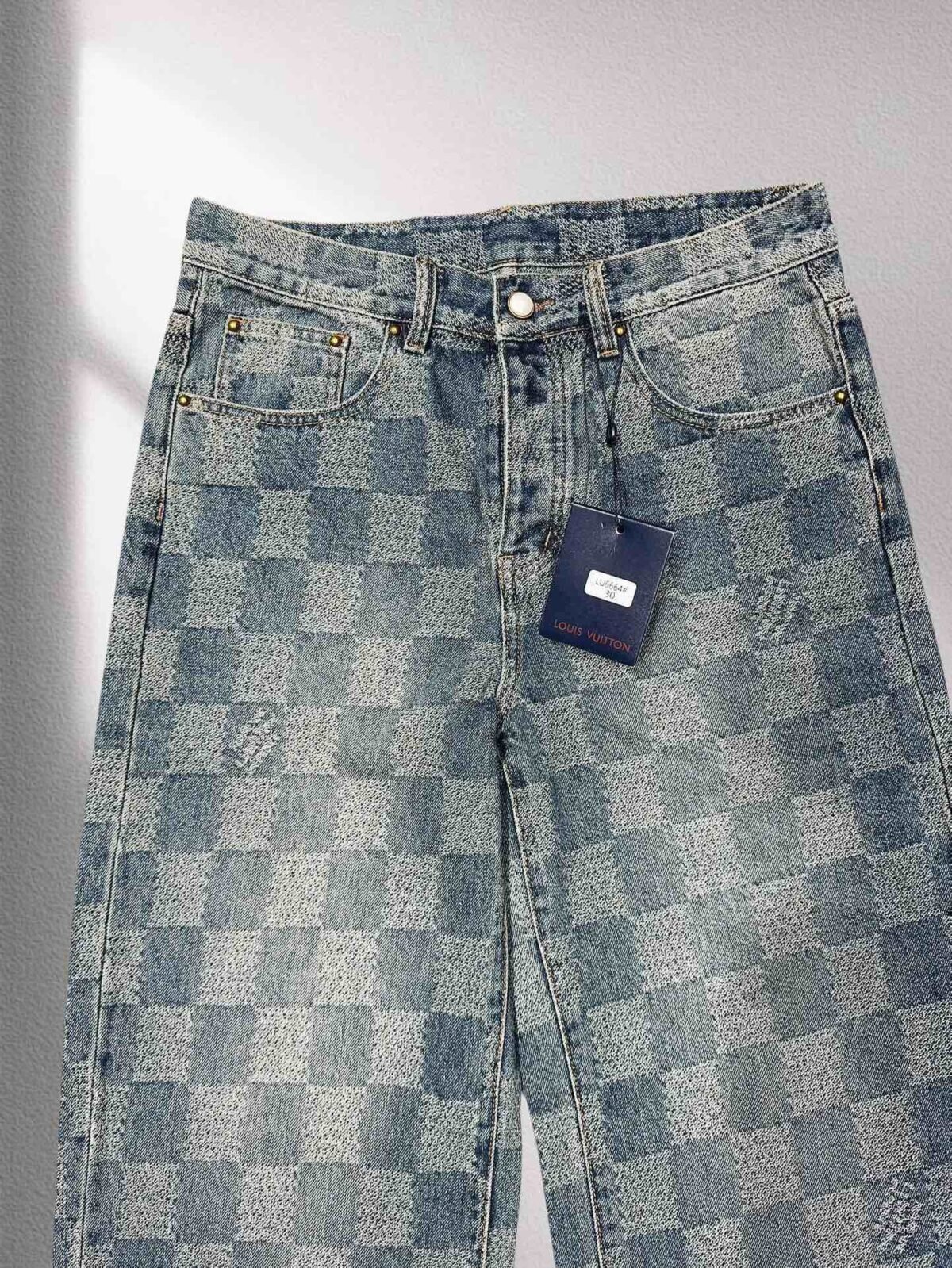 ⁦بنطلون جينز لويس فويتون عصري فضفاض بتصميم فسيفساء منقوش، بنطلون جينز رسمي.⁩ - الصورة ⁦3⁩