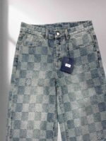 ⁦بنطلون جينز لويس فويتون عصري فضفاض بتصميم فسيفساء منقوش، بنطلون جينز رسمي.⁩ - الصورة ⁦3⁩