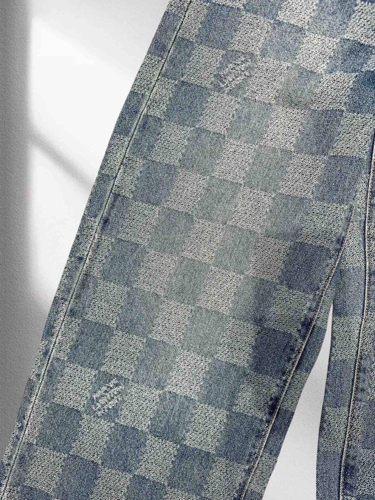 ⁦بنطلون جينز لويس فويتون عصري فضفاض بتصميم فسيفساء منقوش، بنطلون جينز رسمي.⁩ - الصورة ⁦7⁩