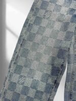 ⁦بنطلون جينز لويس فويتون عصري فضفاض بتصميم فسيفساء منقوش، بنطلون جينز رسمي.⁩ - الصورة ⁦7⁩